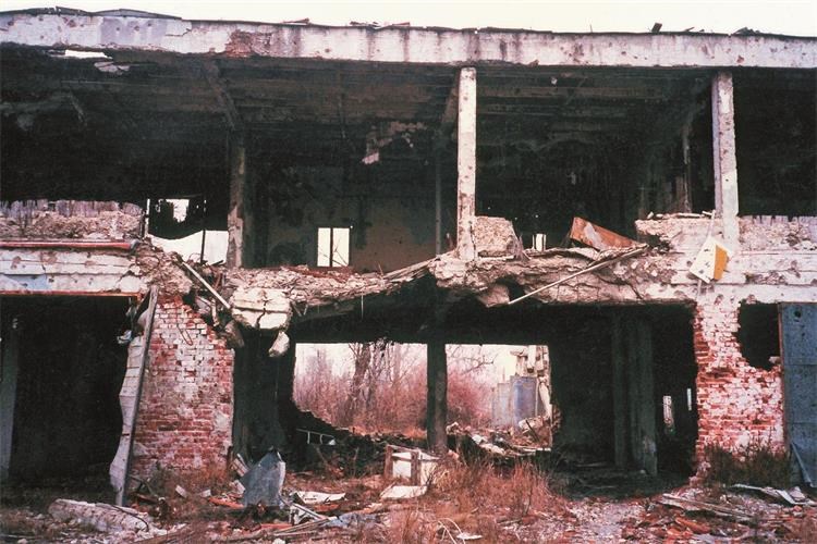 Slika /slike/Vatrogasni dom u Vukovaru nakon rata.jpg